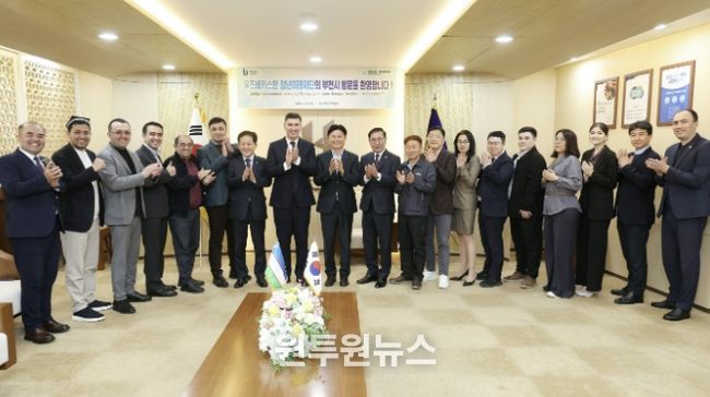 우즈베키스탄 청년미래재단 방문 기념 단체사진