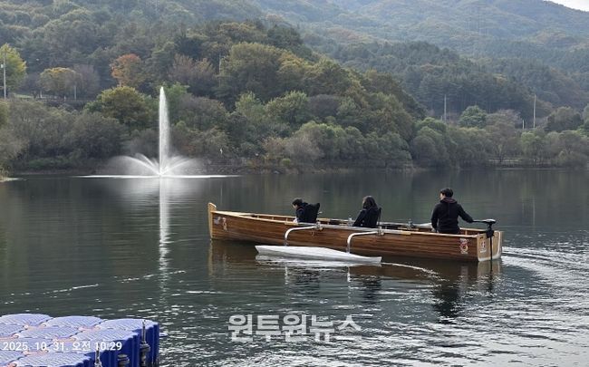 마장호수에서 킹카누 운행중인 모습