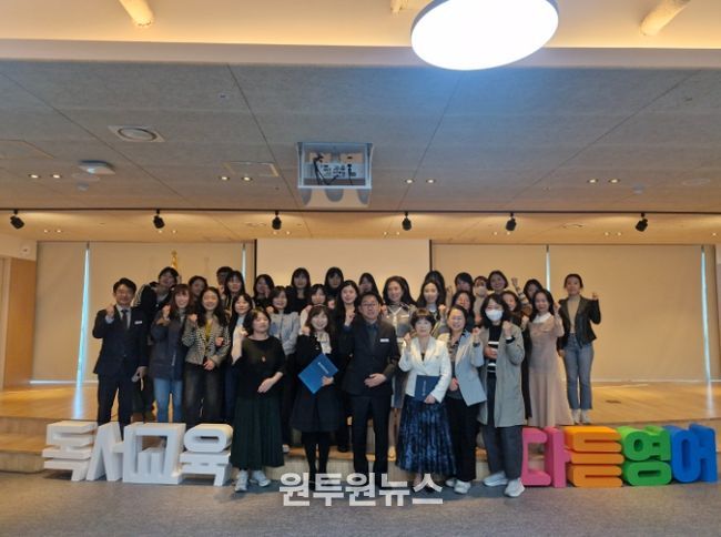 독서교육, 초등영어교육 지원단들이 26일 울산교육연구정보원 박상진홀에서 출범식을 열고 기념사진을 찍고있다.