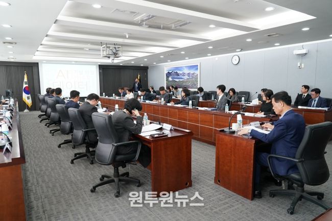 성북구 관계자들이 ‘성북형 AI 모델 개발 및 추진전략 수립 용역 착수보고회’에 참석해 AI 행정 도입 방향을 공유하고 있다.