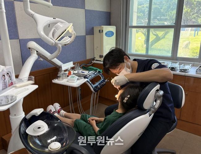 사업 대상 학생이 치과 진료를 받고 있다.