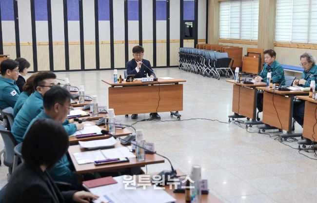 최충규 대덕구청장과 대덕구 간부공무원 및 관계자들이 27일 구청 대회의실에서 새일복합문화센터 건립을 위해 건축기획 용역 착수보고회를 진행하고 있다.