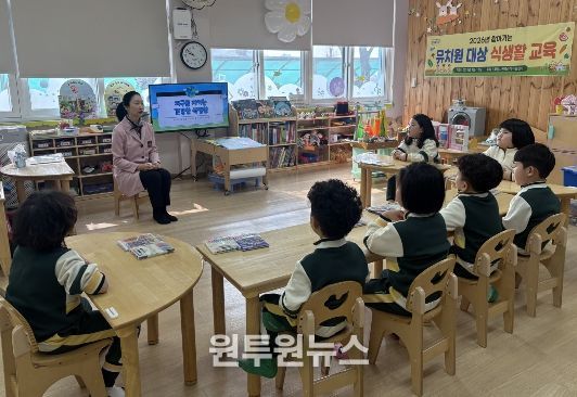 ‘내가 지구를 사랑하는 방법’그림책 동화책에 대해 이야기나누고 있다.