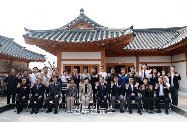 장미영 수원특례시의회 문화체육교육위원장을 비롯한 참석자들이 ‘남수헌’ 개관식 후 기념촬영을 하고 있다.