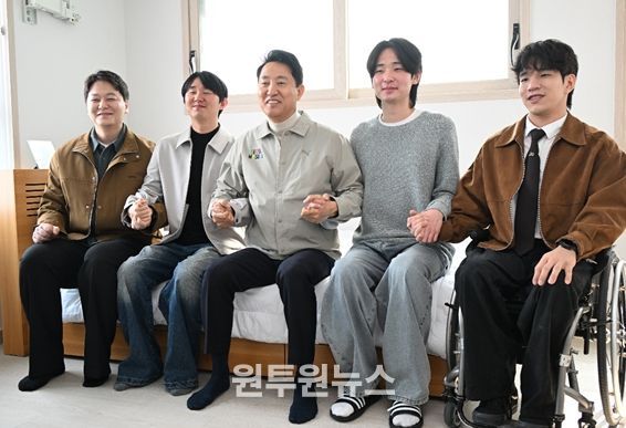 27일(금) 서해수호의 날을 맞아 위국헌신청년주택을 찾은 오세훈 서울시장이 부상제대군인들과 기념사진을 촬영하고 있다.