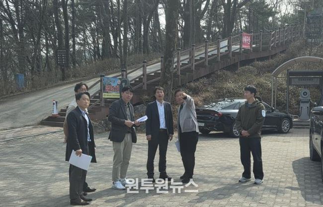 전상욱 부군수(왼쪽 네 번째)가 주요 관광시설을 답사하면서 강희선 관광진흥과장(오른쪽 두 번째)로부터 현황 설명을 듣고 있다.