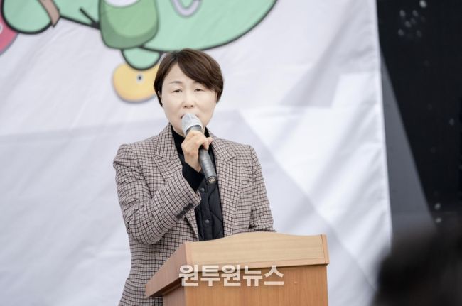 2026년 제2회 용인특례시의회 의장배 스포츠클라이밍 대회 개회식에서 유진선 의장이 대회사를 하고 있다.