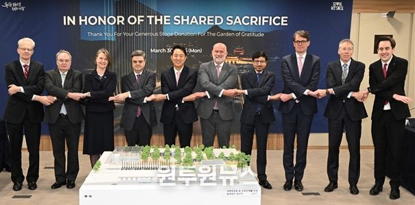 오세훈 서울시장이 30일(월) ‘감사의정원 석재기증국 주한외교단 간담회’ 참석자들과 기념사진을 촬영하고 있다.