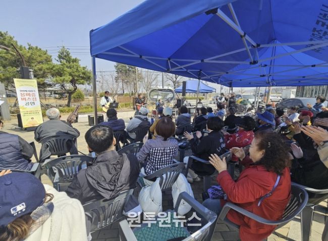시흥시 신현동, 봄 여는 따뜻한 선율…‘봄 마중 버스킹 공연’마쳐