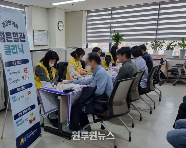 지난해 ‘젊은 혈관 클리닉’ 프로그램으로 사업장을 방문한 건강 전문가들이 직장인을 대상으로 혈압·혈당 등 건강 측정과 상담을 진행하고 있다.