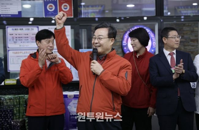 김성제 의왕시장이 대회 참가 선수들을 격려하고 있다.