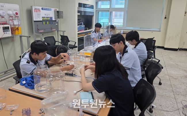 여수석유화학고에서 증류탑 제작 관련 실습을 하고 있다