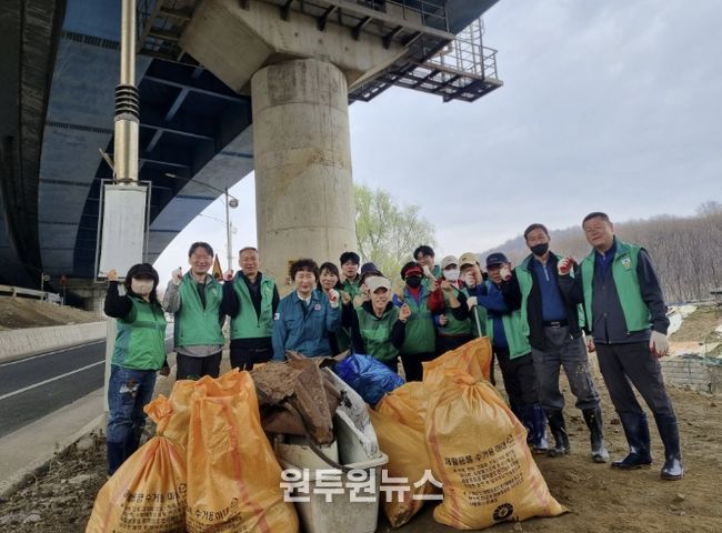 구리시 인창동 새마을협의회, 봄맞이 인창천 환경정화 실시