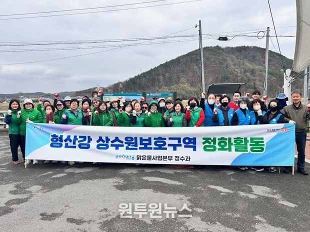 포항시 맑은물사업본부는 31일 상수원 보호구역의 청결 유지와 수질 관리를 위해 형산강 일대에서 환경정화활동을 펼쳤다.