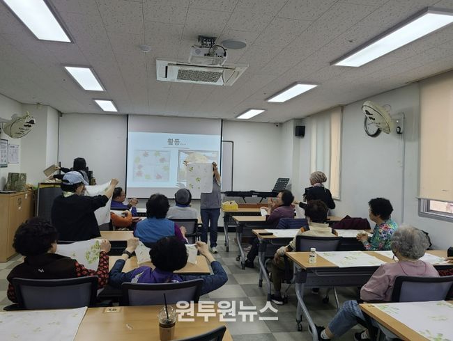 지난해 3월 황송 노인종합복지관에서 탄소중립 교육 중 하나로 봄 식물로 손수건 만들기 활동 진행 중이다.