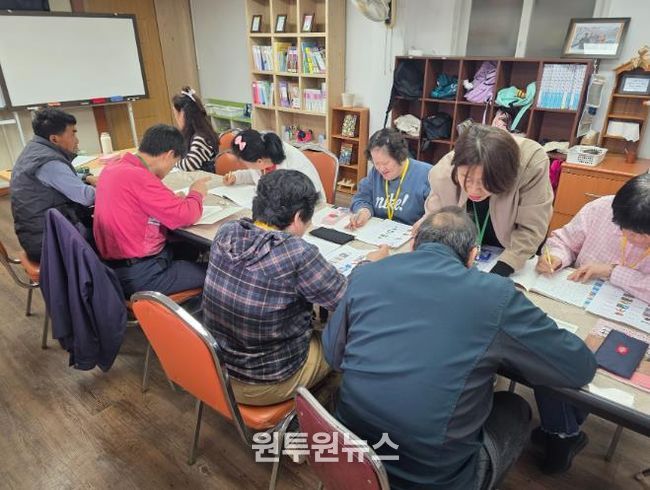 2026년 찾아가는 성인문해교실에서 강사가 어르신들에게 맞춤형 한글 및 디지털 교육을 진행하고 있다.