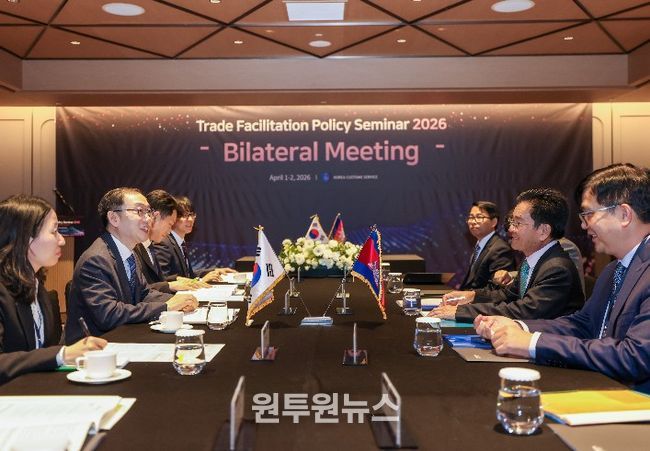 이명구 관세청장(왼쪽 두번째)이 1일 서울에서 쿤념 캄보디아 관세소비세총국장(오른쪽 두번째)과 합동단속 작전 협력 약정을 체결하고 있다.
<p> </p>
<p>