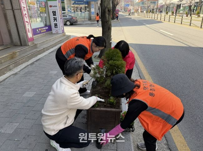 시흥시 장곡동, 주민과 함께하는 '아름다운 꽃길 가꾸기'로 봄마중