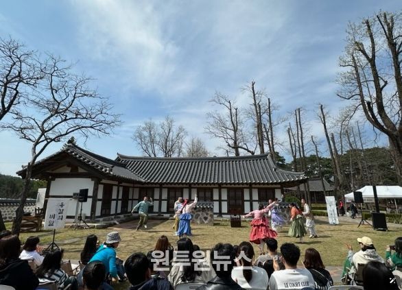 봄 벚꽃과 함께한 공연 ‘옹칼의 비밀’