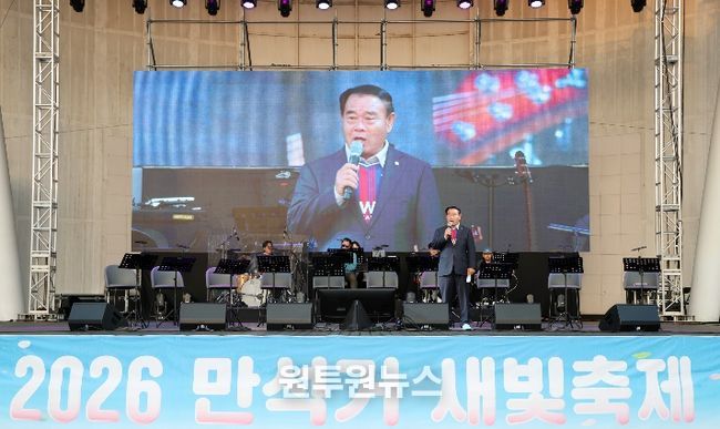 이재식 수원특례시의회 의장이 4일 만석공원에서 열린 ‘2026 만석거 새빛축제’ 개막식에 참석해 인사말을 하고 있다.