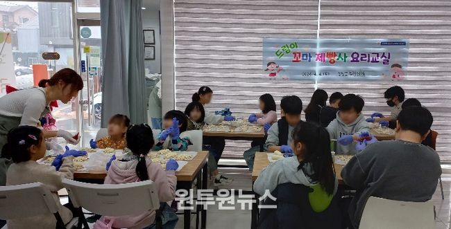 드림이 꼬마제빵사 요리교실에 참여한 아이들이 또래 친구들과 함께 소시지빵을 만들고 있다.