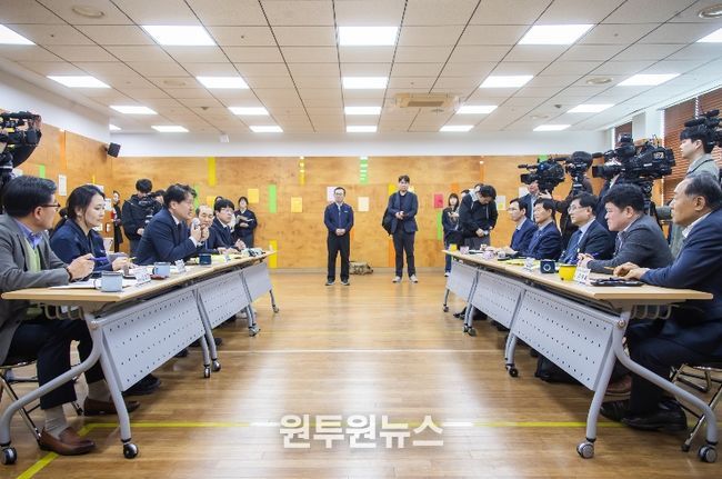 인천 서구청장, 기후부 장관과 종량제봉투 생산 현장 동행 점검