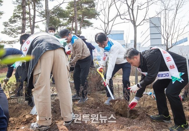 인천 서구, 식목일 기념 나무 심기 및 산불 예방 캠페인 전개... 나무 심고 산림 지키고