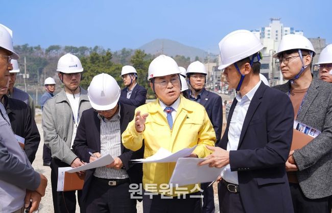 여수시 관계자들이 지난 3일 ‘선소테마정원’ 조성 현장에서 간부회의를 개최하고 추진상황과 개관 준비 상황을 점검하고 있다.