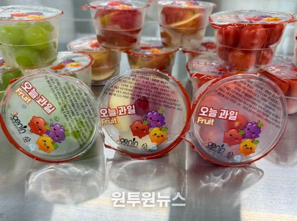 밀양시 관내 초등학교 돌봄교실에 제공되는 과일 간식 모습