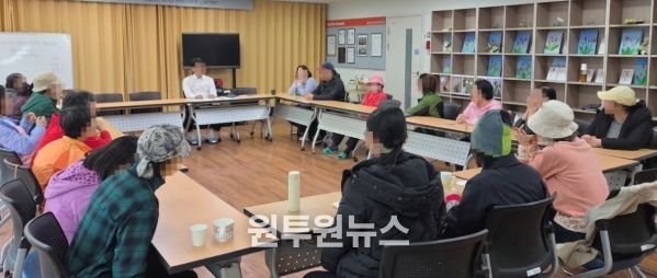 밀양시정신건강복지센터 프로그램실에서 주간 재활프로그램이 진행되고 있다.