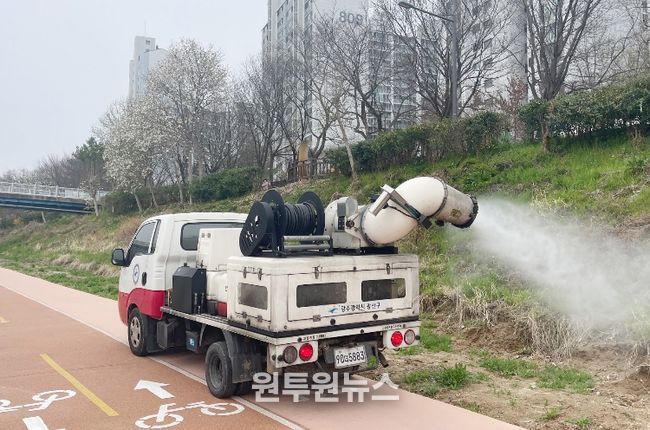 광산구가 모기 등 감염병 매개체 발생을 줄이기 위해 하절기 집중 방역소독을 추진한다.