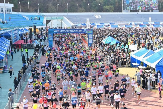출발신호와 함께 2026년 영주소백산마라톤 대회 참가자들이 출발을 하고 있다.
