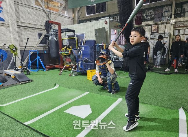 달성군청소년문화의집 체육동아리 운영(지난 4일 진행된 첫 활동 현장. 참여 학생들이 야구 전문 훈련장에서 캐칭 및 타격 연습에 매진 중인 모습.)