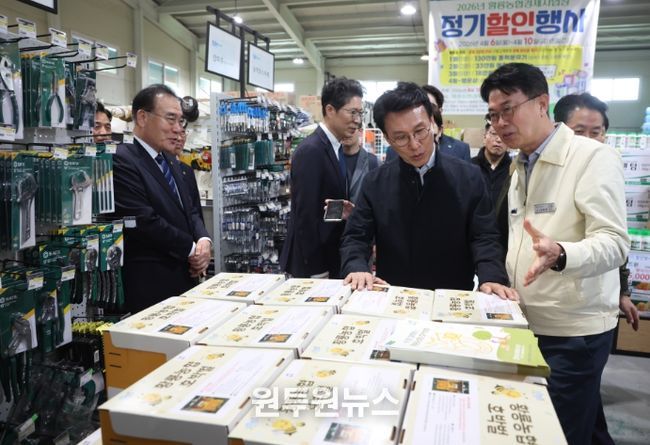 김민석 국무총리가 4일 농번기를 맞아 전남 장성군 황룡농협 자재센터를 방문, 중동발 위기 장기화에 따른 농자재 수급 동향을 점검하고 있다.(국무조정실)