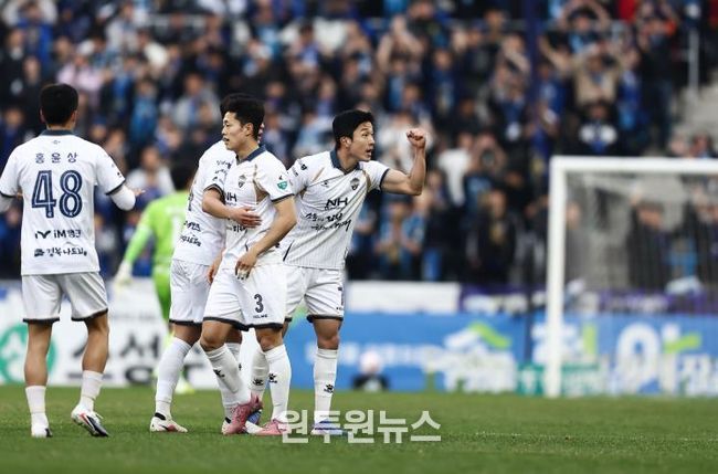 4월 5일 인천 원정경기에서 김천상무 고재현이 만회골을 넣고 세리모니를 하고 있다