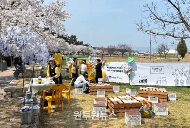 경주시 여성친화도시 일자리사업 참여 창업자들이 대릉원돌담길 축제 현장에서 시민,관광객과 함께하는 체험부스를 운영하고 있다