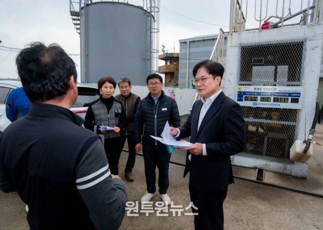 김병수 김포시장이 최근 불안정한 중동 정세 장기화로 인한 글로벌 공급망 위기에 선제적 대응으로 6일 대명항 어선 유류 공급장, 신김포농협 영농자재지원센터, 종량제봉투 공급처 등을 찾아 현장행정을 실시했다.