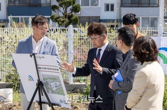 최충규 대덕구청장과 대덕구 공무원들이 7일 대화동 도시재생 거점시설 조성사업 대상지를 방문해 현장점검을 진행하고 있다.