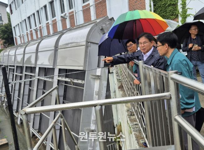 지난해 비가 오는 날 박강수 마포구청장이 빗물펌프장을 방문했다.