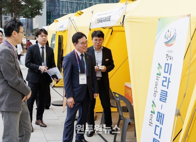 진교훈 강서구청장이 홍보부스를 방문해 격려 중인 모습