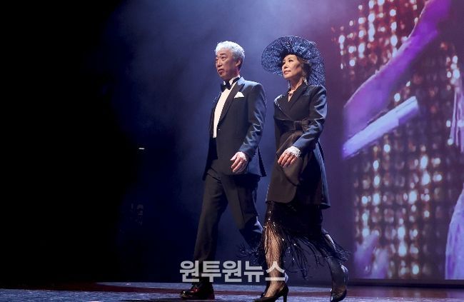 지난해 제3기 성동 시니어모델 양성 과정에 참여한 어르신들이 성과공유회에서 런웨이 무대를 선보이고 있다.