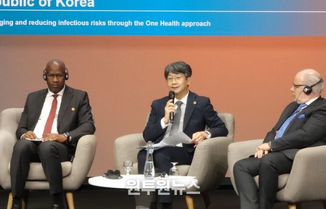 임승관 질병관리청장이 원헬스 정상회의 장관급 패널토의에서 패널 참여 및 발언하는 중이다.