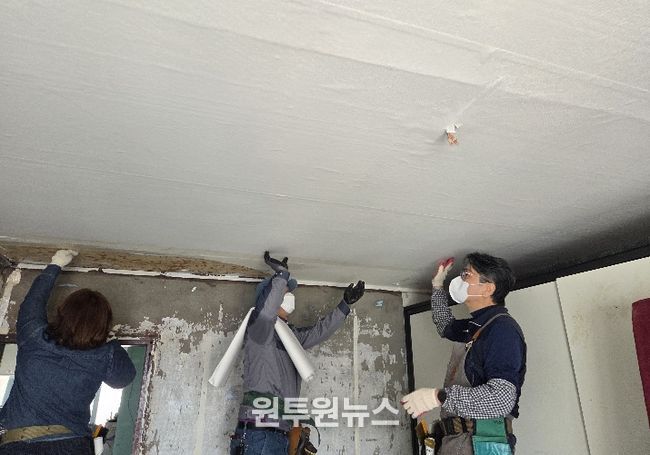 부안군 평생학습 동아리 ‘손길모아’ 도배봉사단, 주거환경 개선 봉사 실시