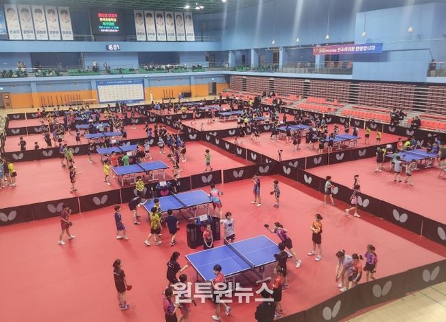 7일 밀양시배드민턴경기장에서 ‘제52회 회장기 전국초등학교 탁구대회’ 개막을 앞두고 참가 선수들이 연습에 매진하고 있다.