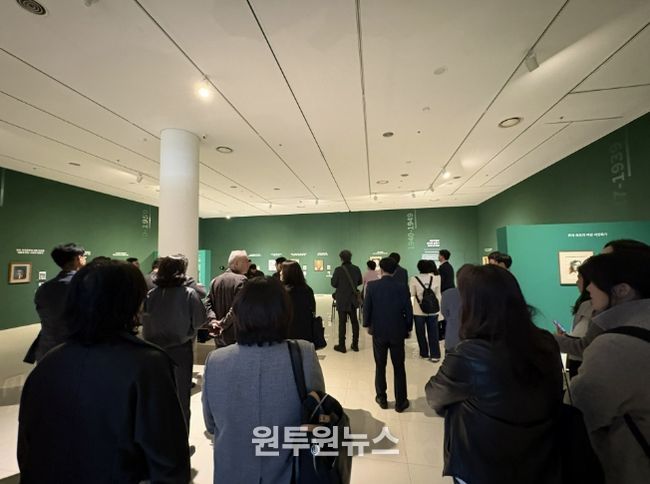 《FACE : 문인 - 시대를 담은 얼굴들》 전시장 관람 사진