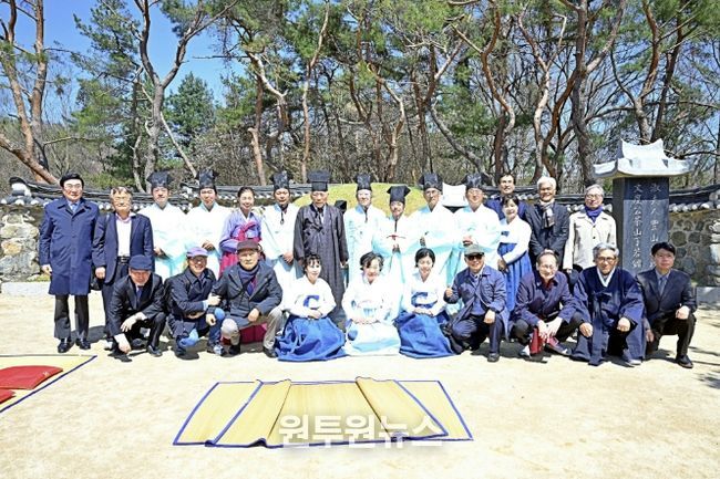 묘제 후 주요 참석자가 정약용 선생 묘소 앞에서 기념 촬영을 하고 있다