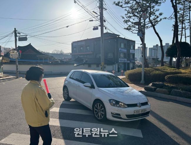 군청사 주차장 입구에 안내 요원 배치