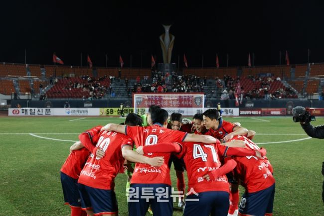 3월 17일 광주전 홈경기에서 김천상무 선수들이 경기 전 이야기를 하고 있다.