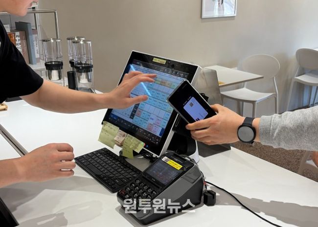 7일 오후 대구 달성군의 한 카페에서 고객이 음료를 주문하며 카드로 비용을 치르고 있다