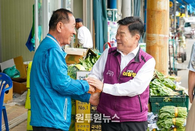 청량리농수산물시장을 방문한 이필형 동대문구청장이 상인을 격려하고 있다